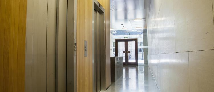 Entrada edificio oficinas Coso 15, Zaragoza